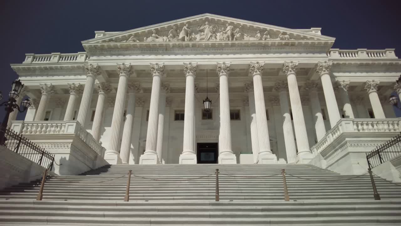 华盛顿特区悬挂美国国旗的美国国会大厦和众议院视频素材