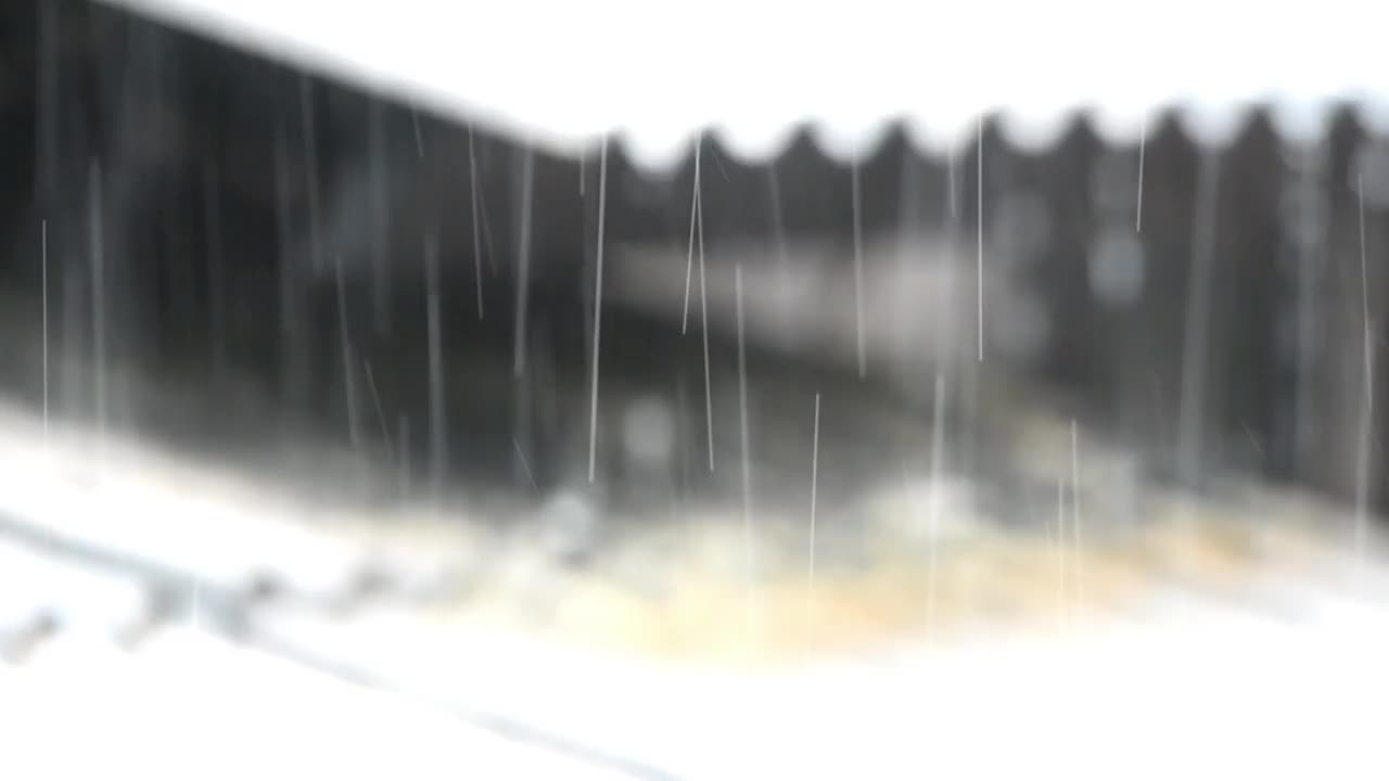 朦胧的雨点落在屋顶上视频下载