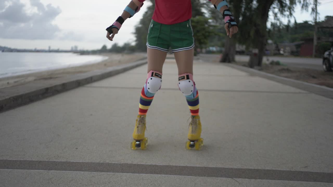 亚洲女子直排轮滑或轮滑。视频下载