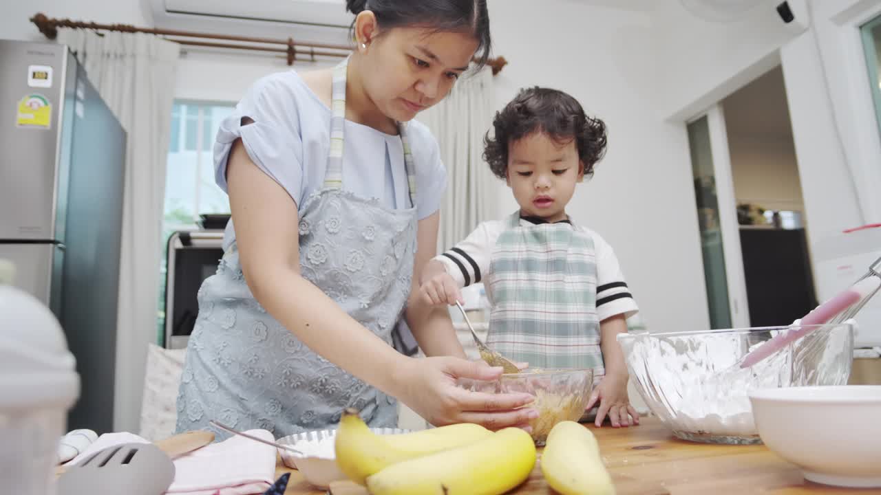 母亲和儿子一起做甜点视频下载