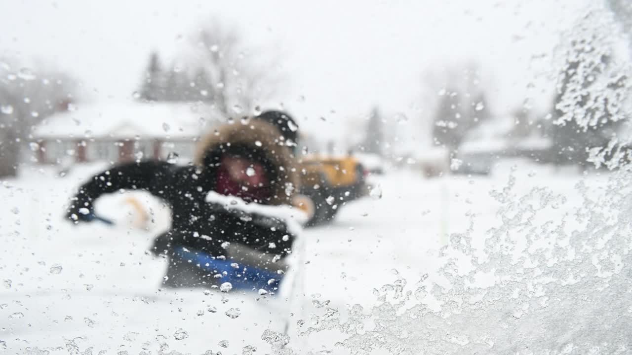 汽车除冰除风雪冬季暴雪视频下载