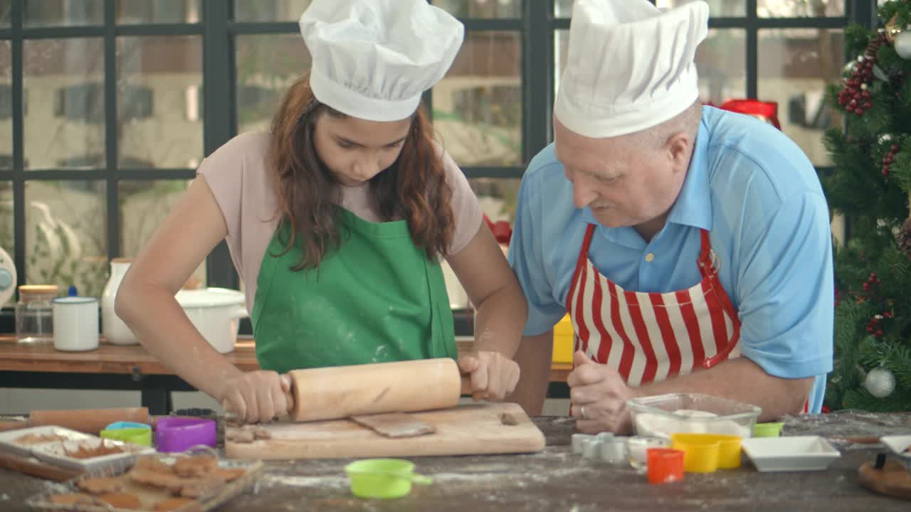 父亲和女儿一起在厨房柜台做圣诞饼干视频素材
