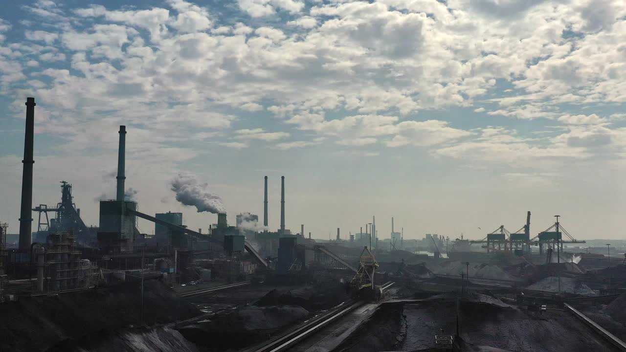 钢铁、能源和煤炭。清晨的工业区视频素材