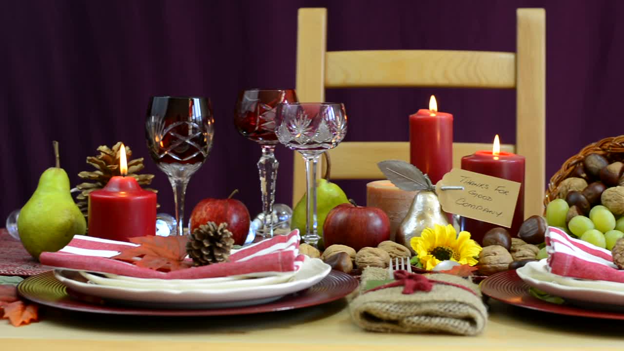 感恩节餐桌上有餐具和聚宝盆视频素材