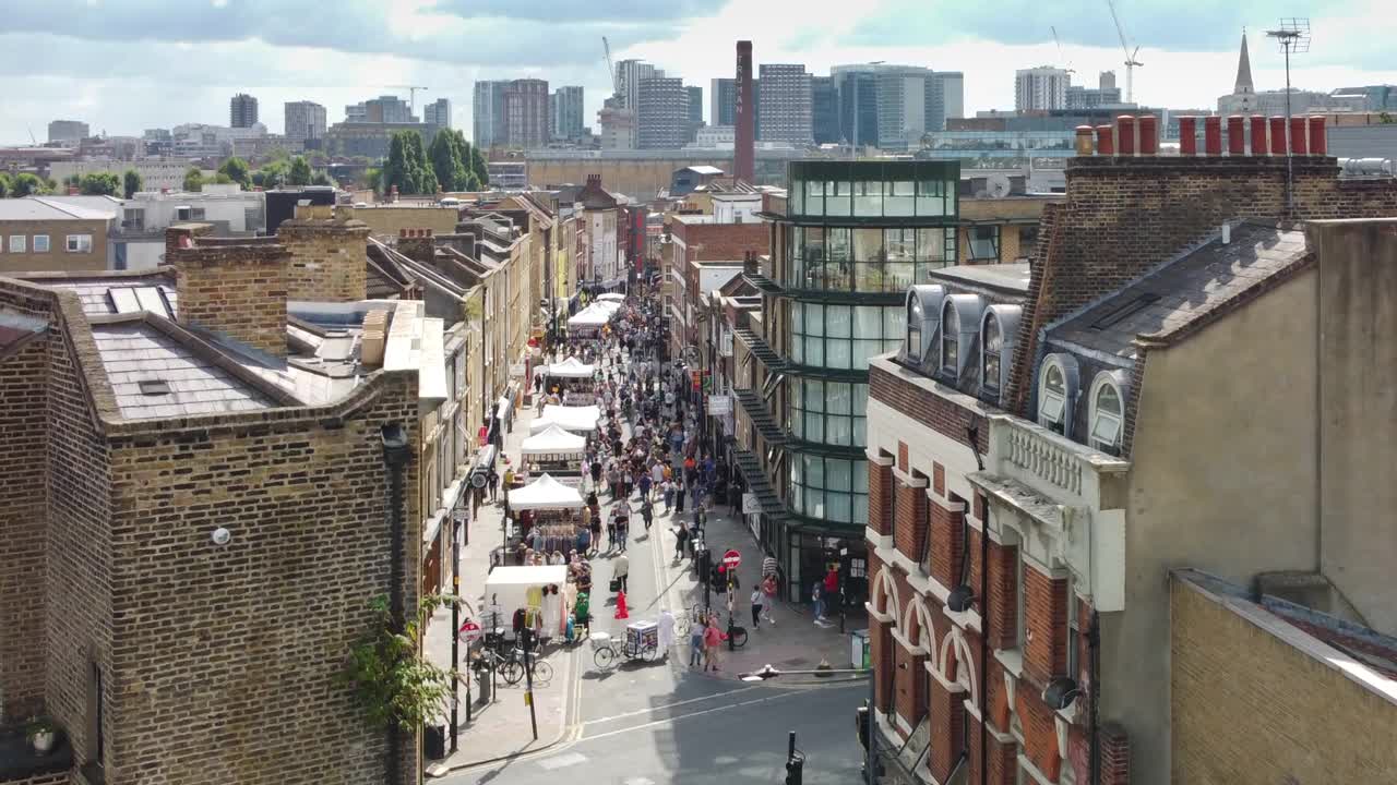 伦敦东部的布里克巷，市场在一个繁忙的周日进行，从一个高角度向南看伦敦市视频素材