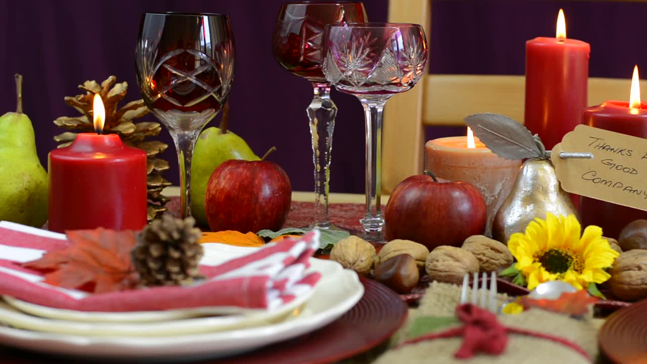 感恩节餐桌上有餐具和聚宝盆视频素材