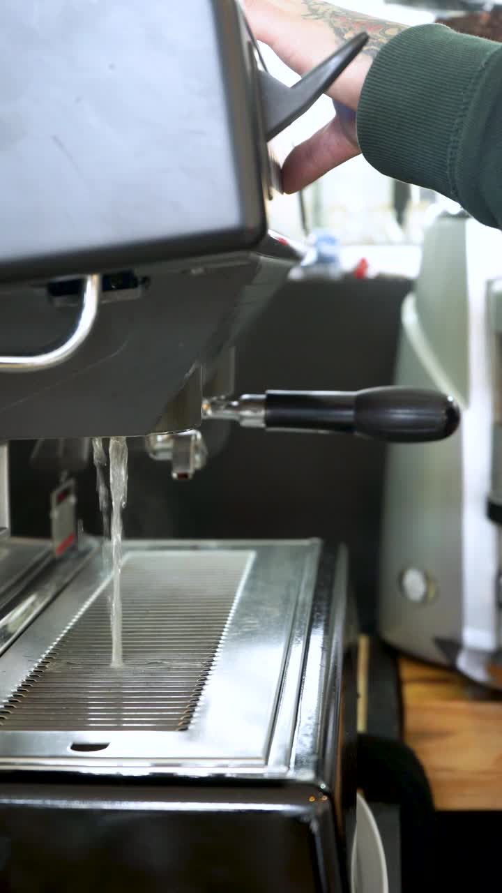 电咖啡机准备浓缩咖啡视频素材