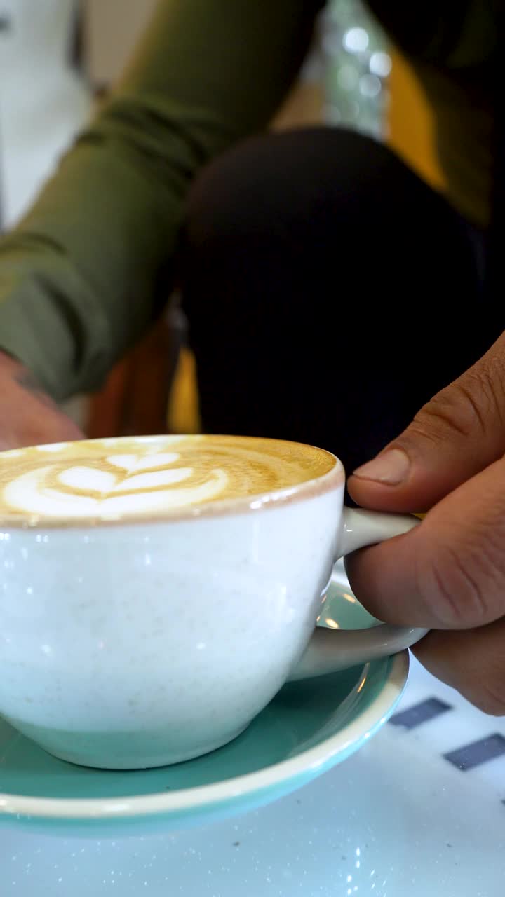 平均年龄为30岁的拉丁男子正在餐馆里享用美味的咖啡视频素材