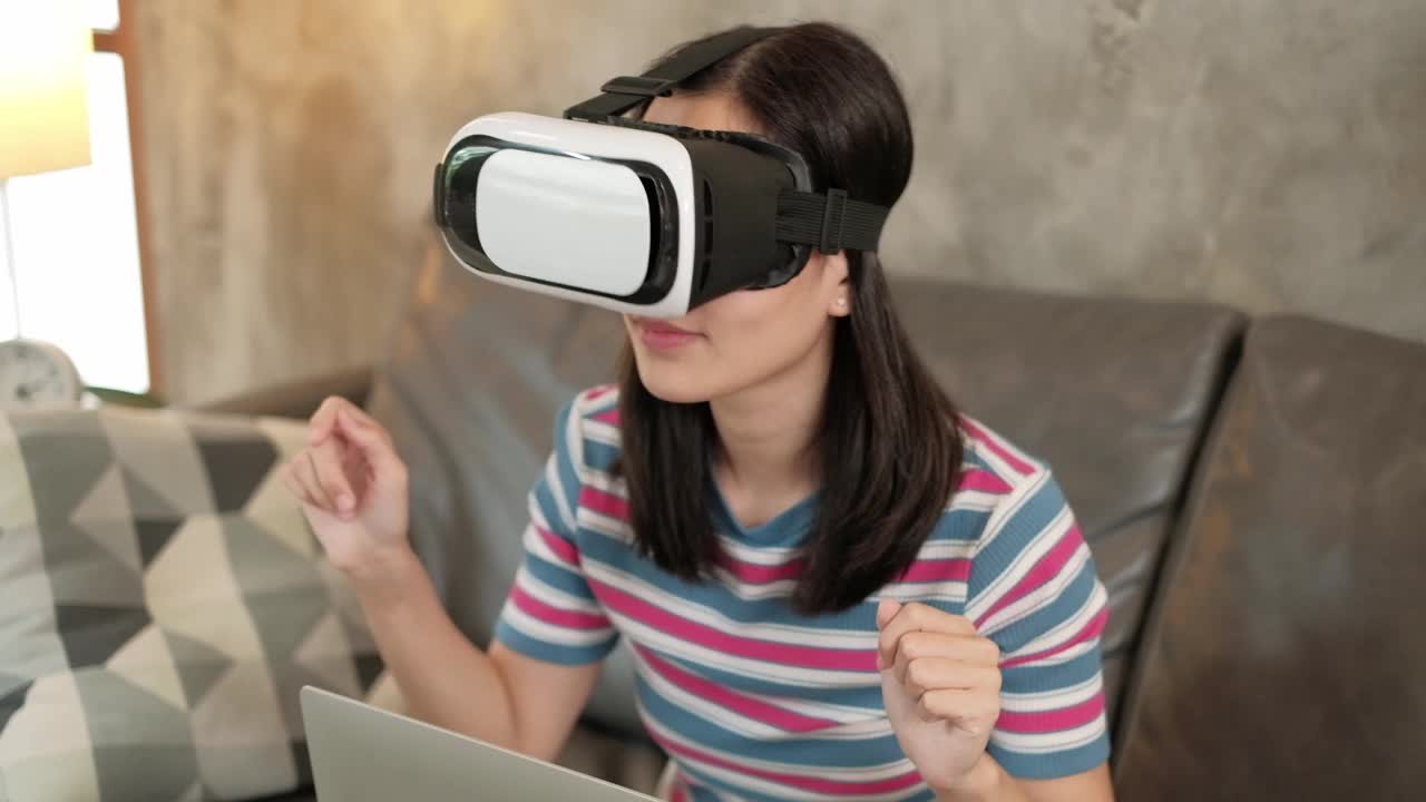亚洲女性戴着虚拟现实头盔，观看3D虚拟模拟。视频素材