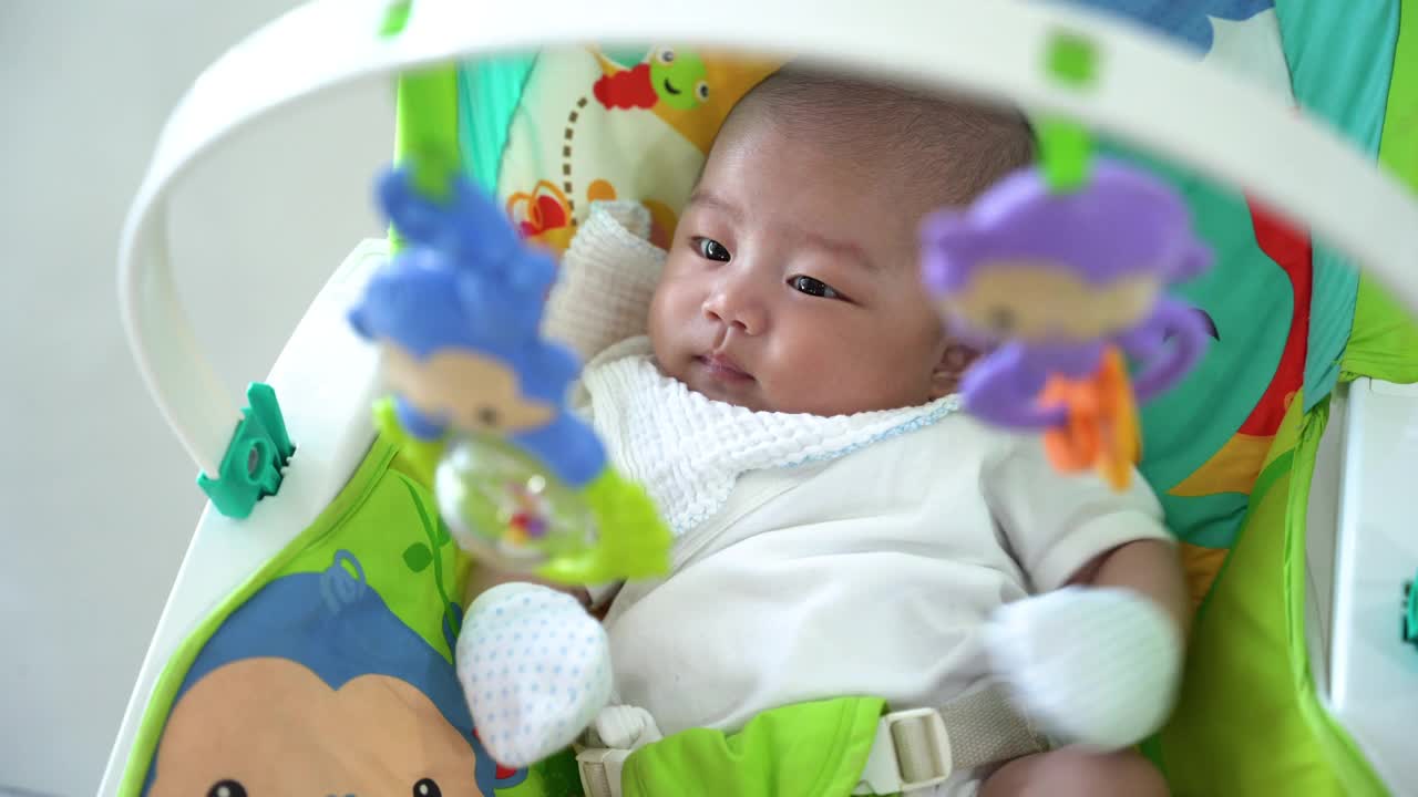 亚洲男婴坐在摇椅上视频下载