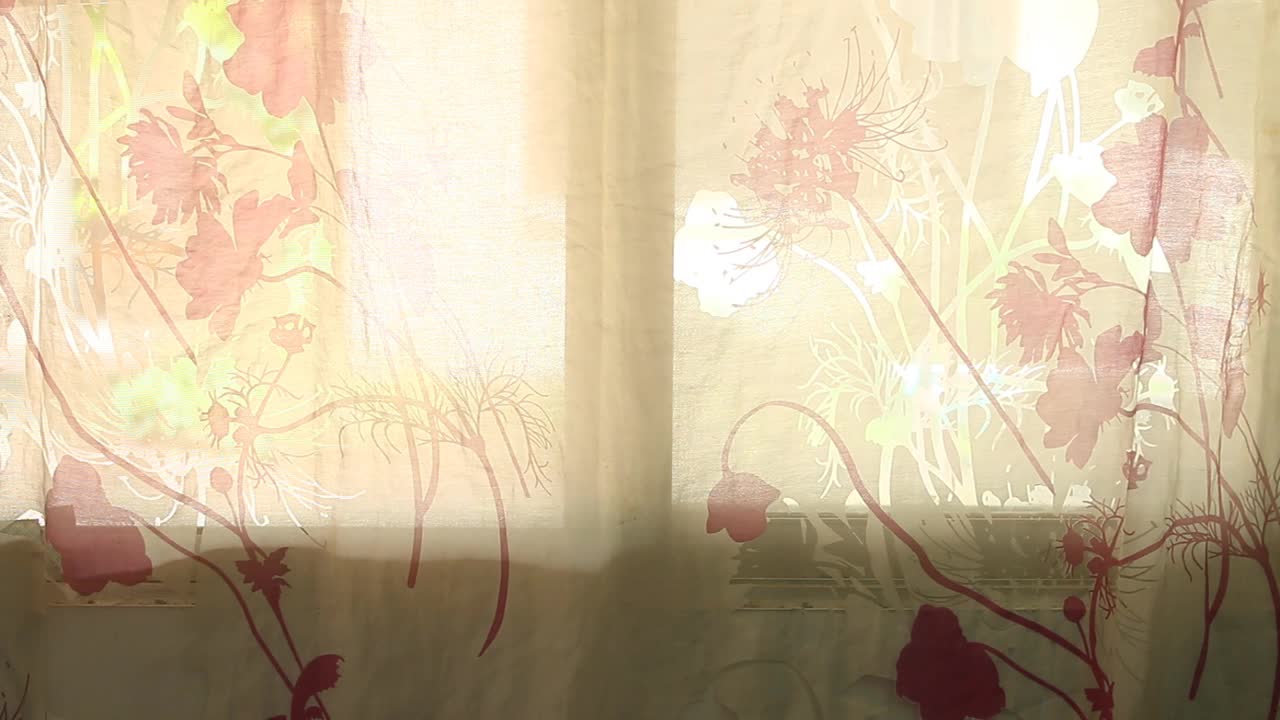 窗帘随风飘动，房间在泰国清迈。视频素材