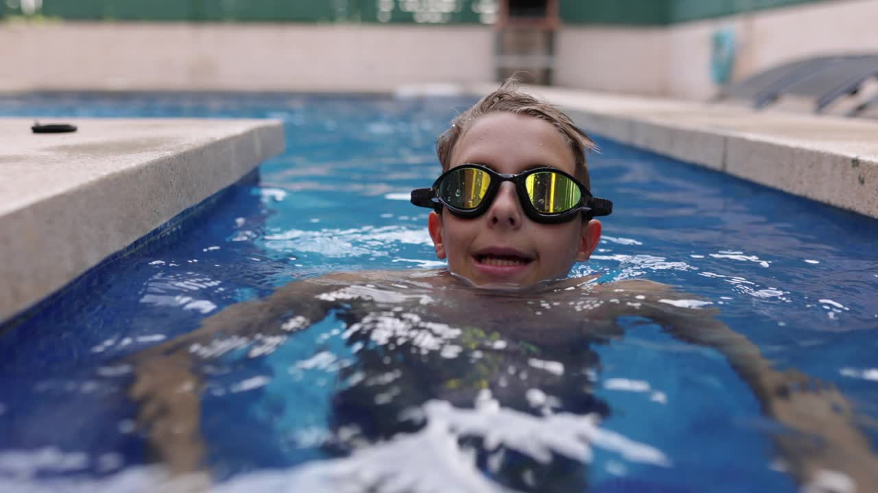 一个十几岁的男孩在游泳池里跳舞视频下载