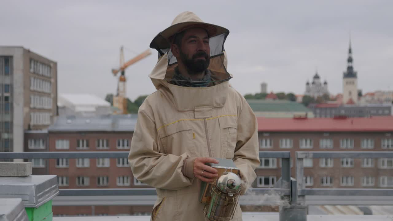 城市养蜂人肖像视频素材