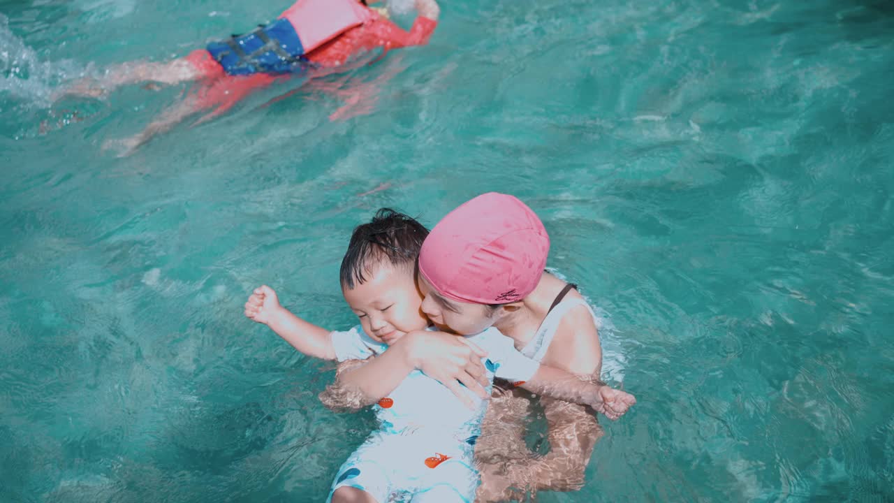 健康的家庭在假期与游泳的乐趣。视频下载