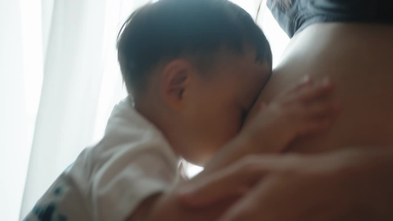 男孩和怀孕的妈妈在卧室里玩耍亲吻视频素材