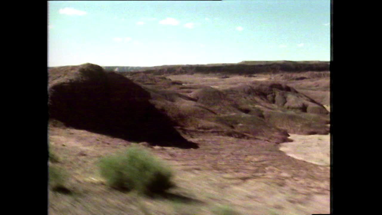 在亚利桑那州，pov行驶在偏远的高速公路上，经过岩层;1979视频下载