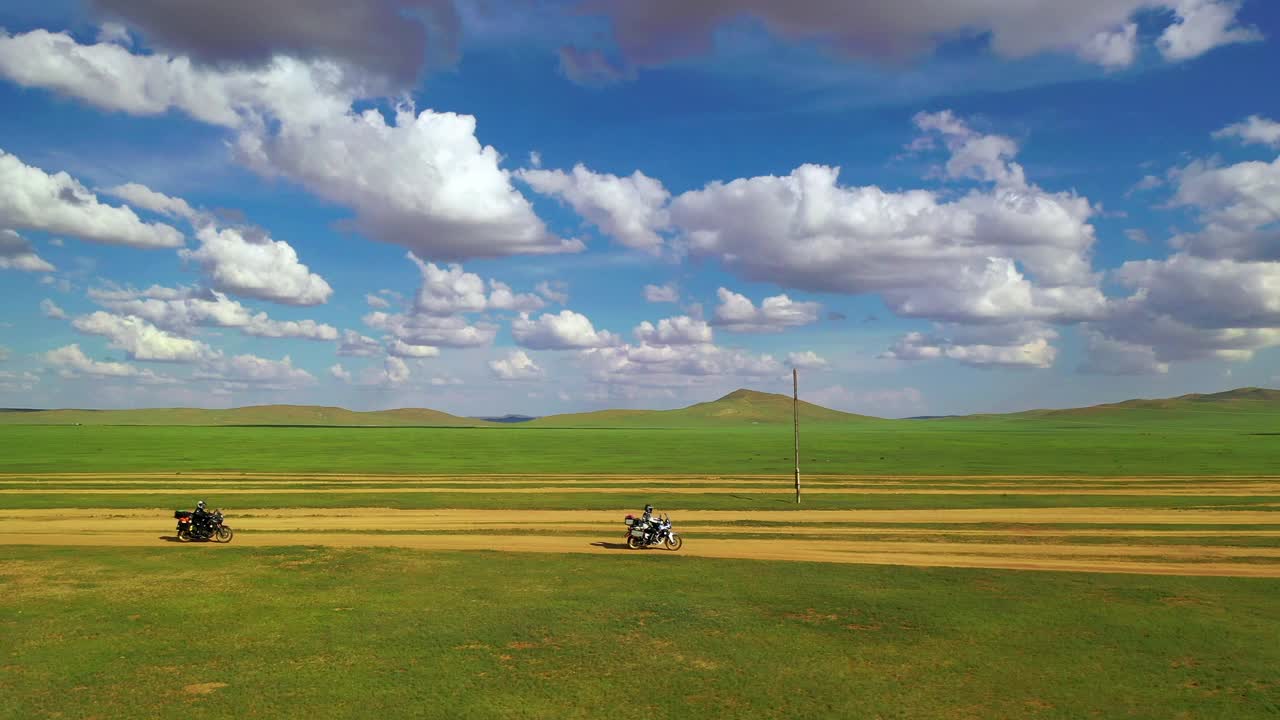 摩托车在草地上行驶/蒙古视频下载