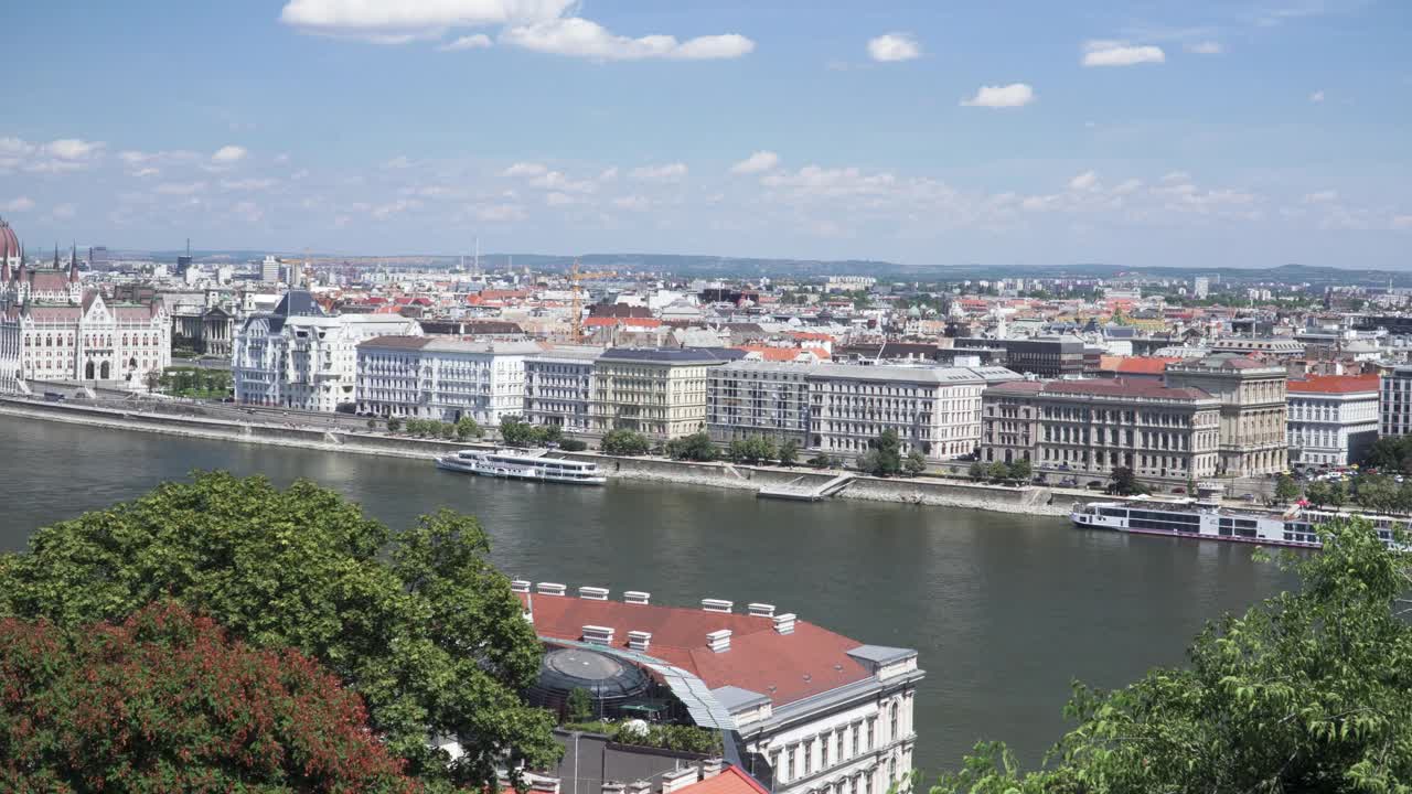 布达佩斯城市景观属于多瑙河景观，Széchenyi周末链桥，布达佩斯，匈牙利之间的一组旅客和交通，汽车和游船，高角度平移视图视频素材
