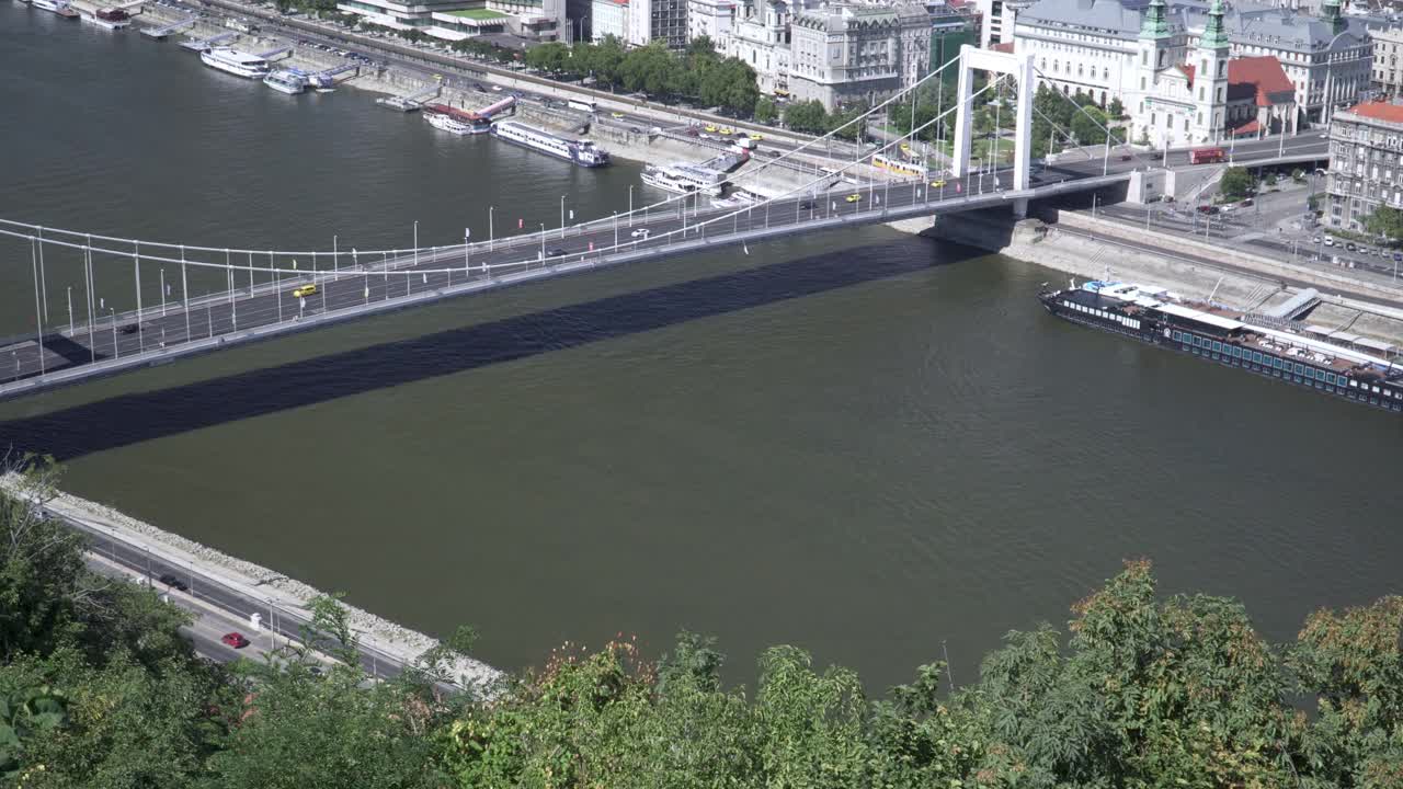 布达佩斯，匈牙利多瑙河沿岸的城市景观，包括伊丽莎白桥和摩天轮，倾斜视图，在晴朗天空的夏天城市视图的概念视频素材