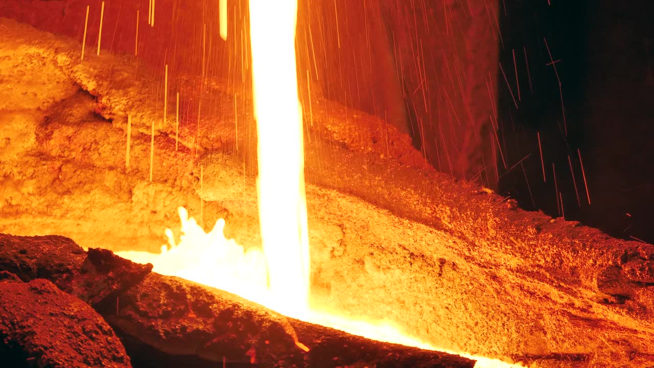 熔化的铜正在铸造厂铸造视频素材