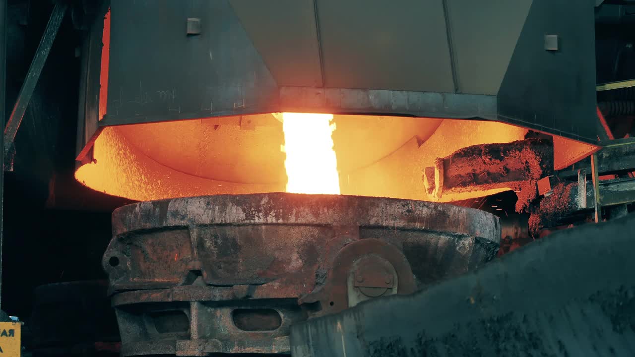 熔化的铜正在倒入钢包视频素材
