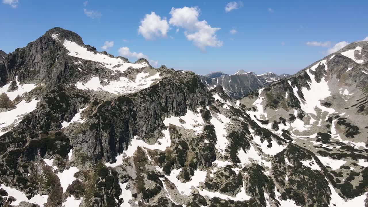 保加利亚皮林山Dzhangal峰附近的鸟瞰图视频素材
