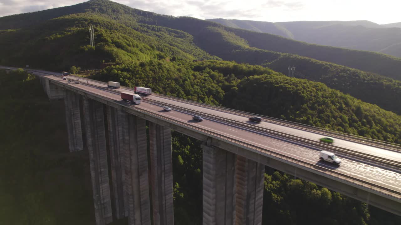公路高架桥，交通靠桥背青山视频素材
