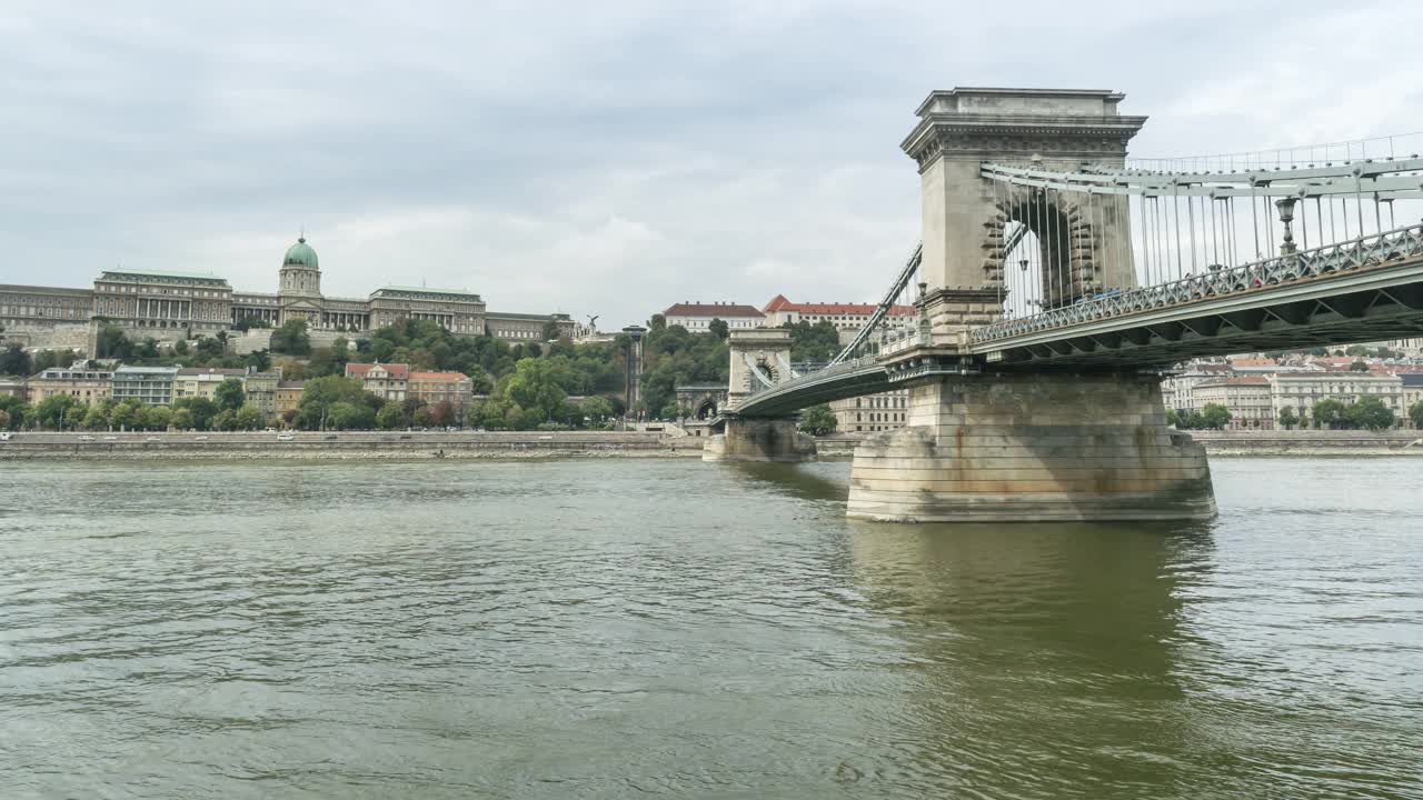 链桥与繁忙的周末与游客，交通堵塞和交通在布达佩斯，匈牙利，时间流逝的低角度视图视频素材