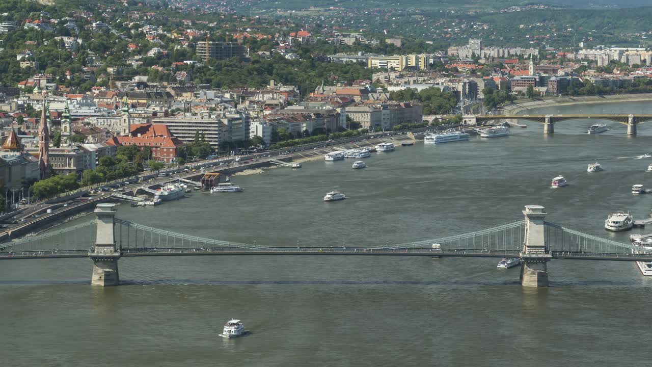 匈牙利议会和锁链桥，Széchenyi锁链桥与一个繁忙的周末一天的旅行者，塞车和交通在匈牙利布达佩斯的夏天，时间流逝的高角度侧视图，放大视频下载