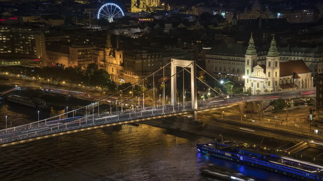 匈牙利布达佩斯Elisabeth桥的夜景，时间推移的平移视图，城市视图的概念视频素材
