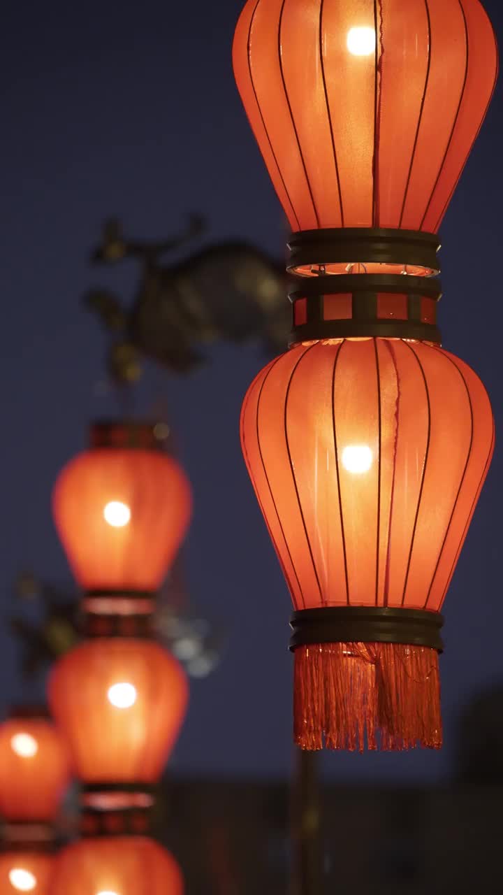 中国，陕西，西安，古城墙上的龙旗和灯笼视频下载