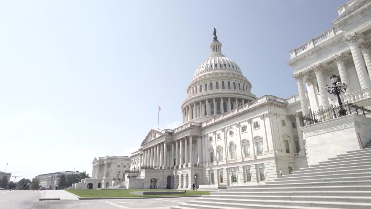 华盛顿特区的美国国会大厦和挂着美国国旗的美国参议院视频素材