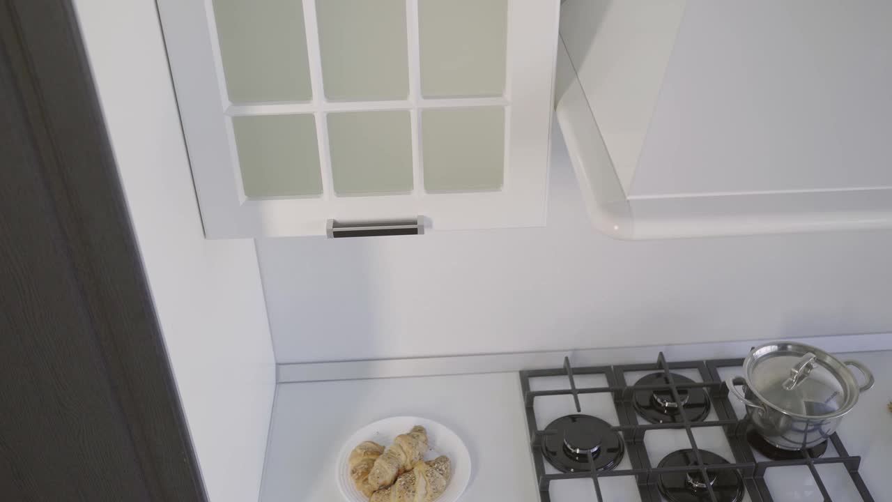厨房设置。白色的厨房。工作台上放着一个盛有柠檬的盘子。明亮的白色的厨房视频下载