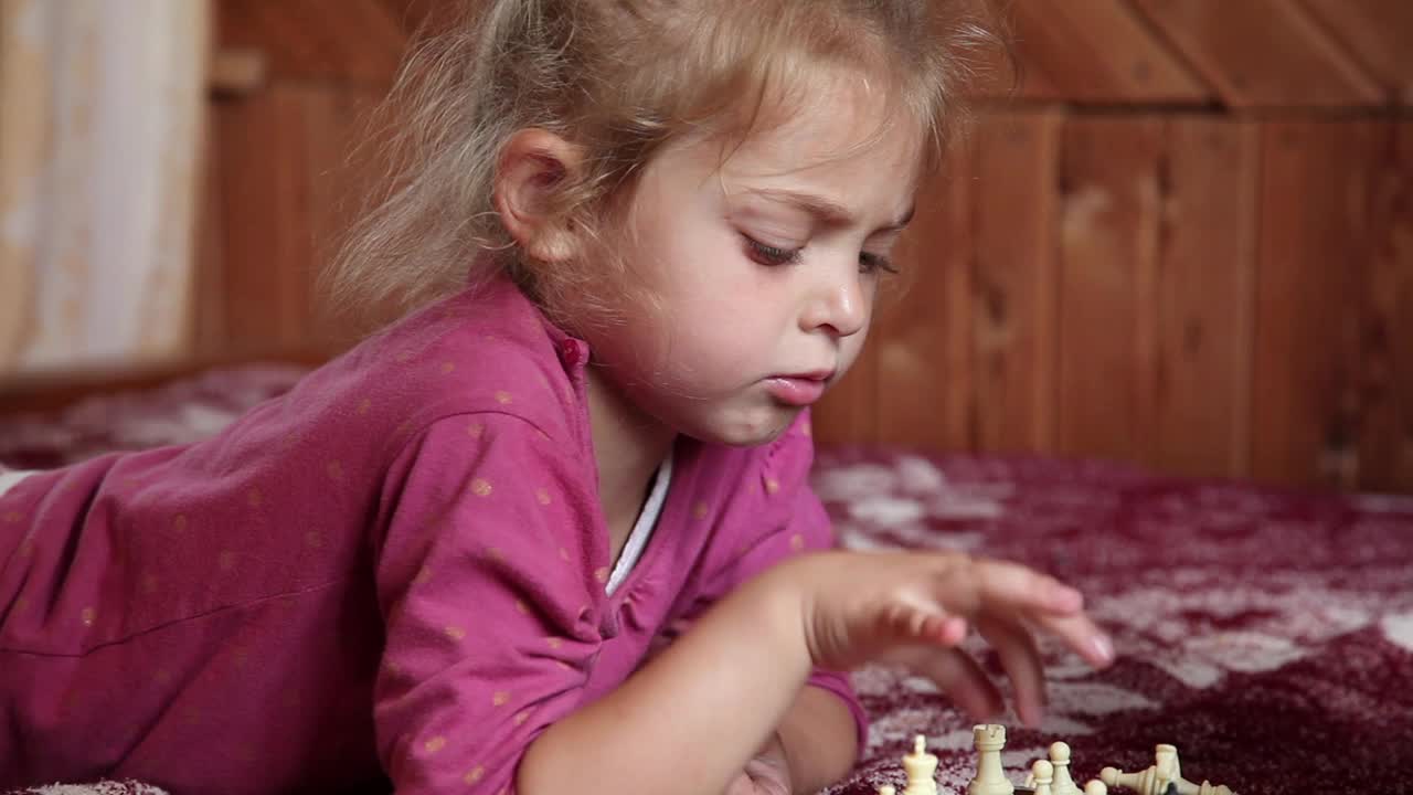 小女孩在床上玩棋子视频下载