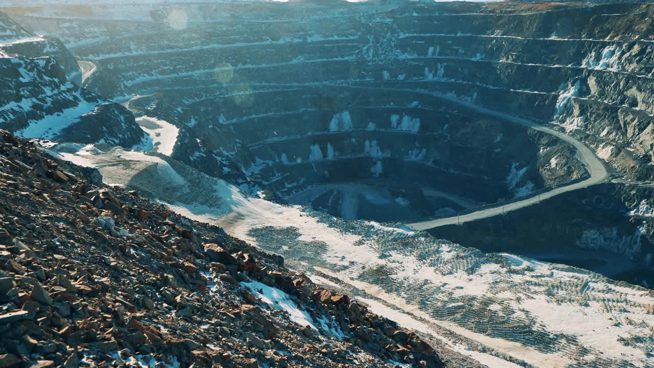 巨大的矿井，阳光下有一点雪视频素材