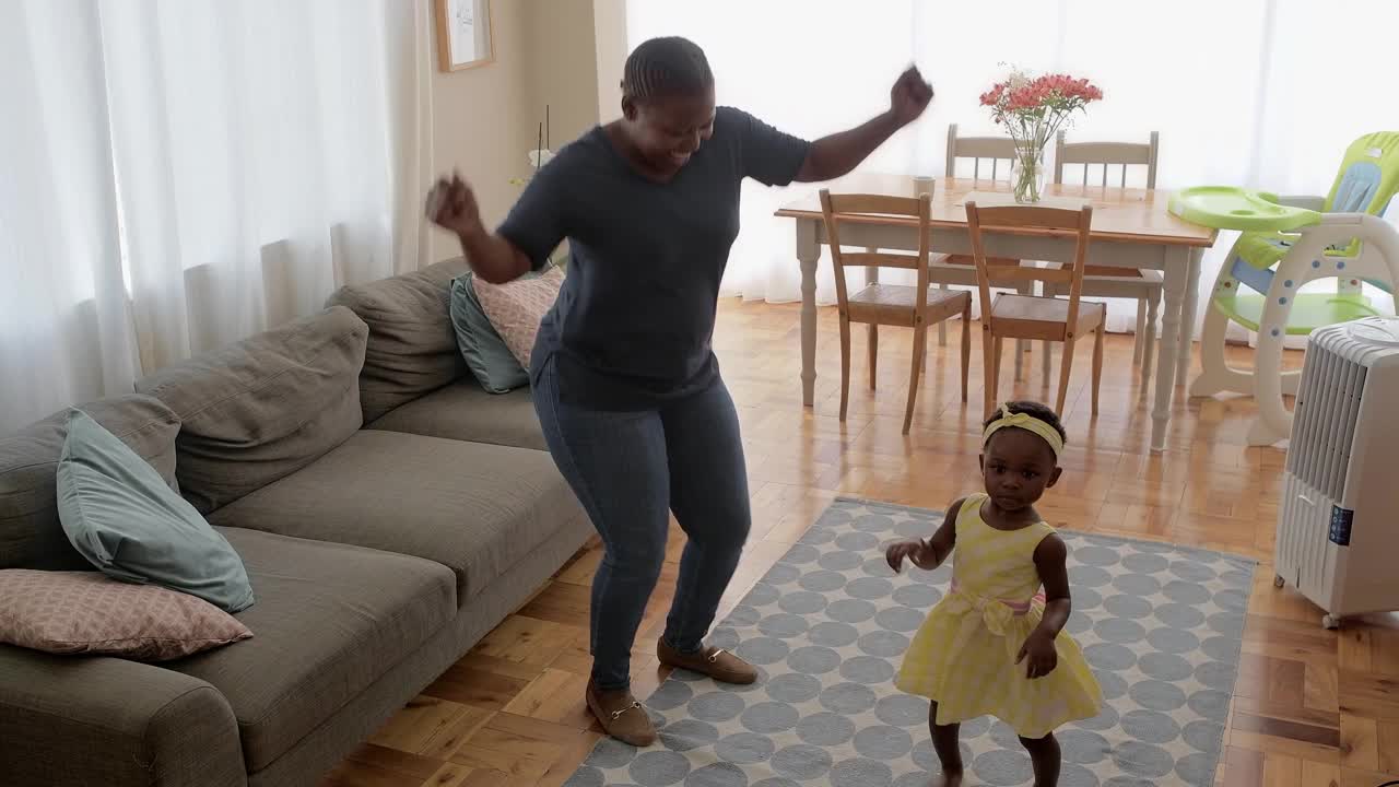 一个年轻的母亲和女儿在家里跳舞的4k视频视频素材
