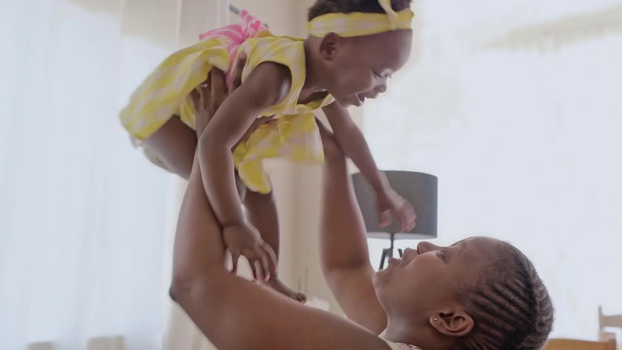 一个年轻的母亲和女儿在家里跳舞的4k视频视频素材