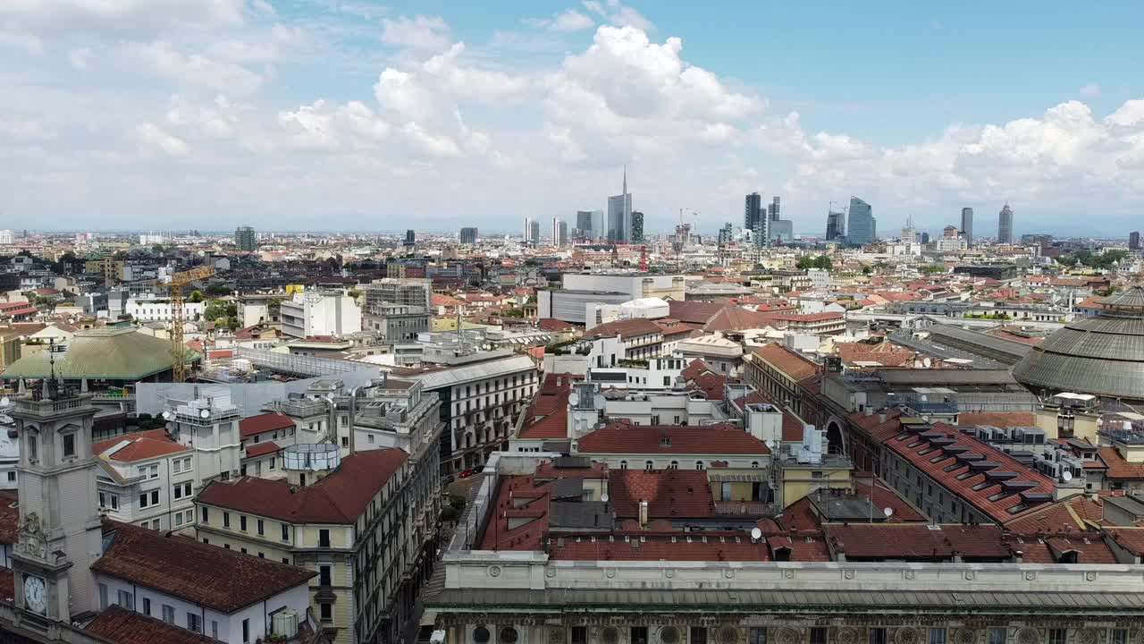 意大利，米兰-无人机鸟瞰大教堂广场，新冠肺炎疫情封锁结束，戴着口罩的人们和市中心和维托里奥·埃马努埃莱画廊的游客视频素材