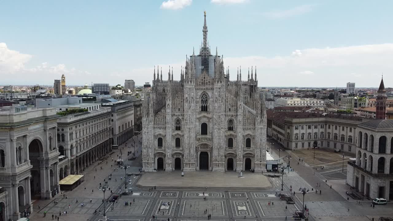 意大利，米兰-无人机鸟瞰大教堂广场，新冠肺炎疫情封锁结束，戴着口罩的人们和市中心和维托里奥·埃马努埃莱画廊的游客视频素材