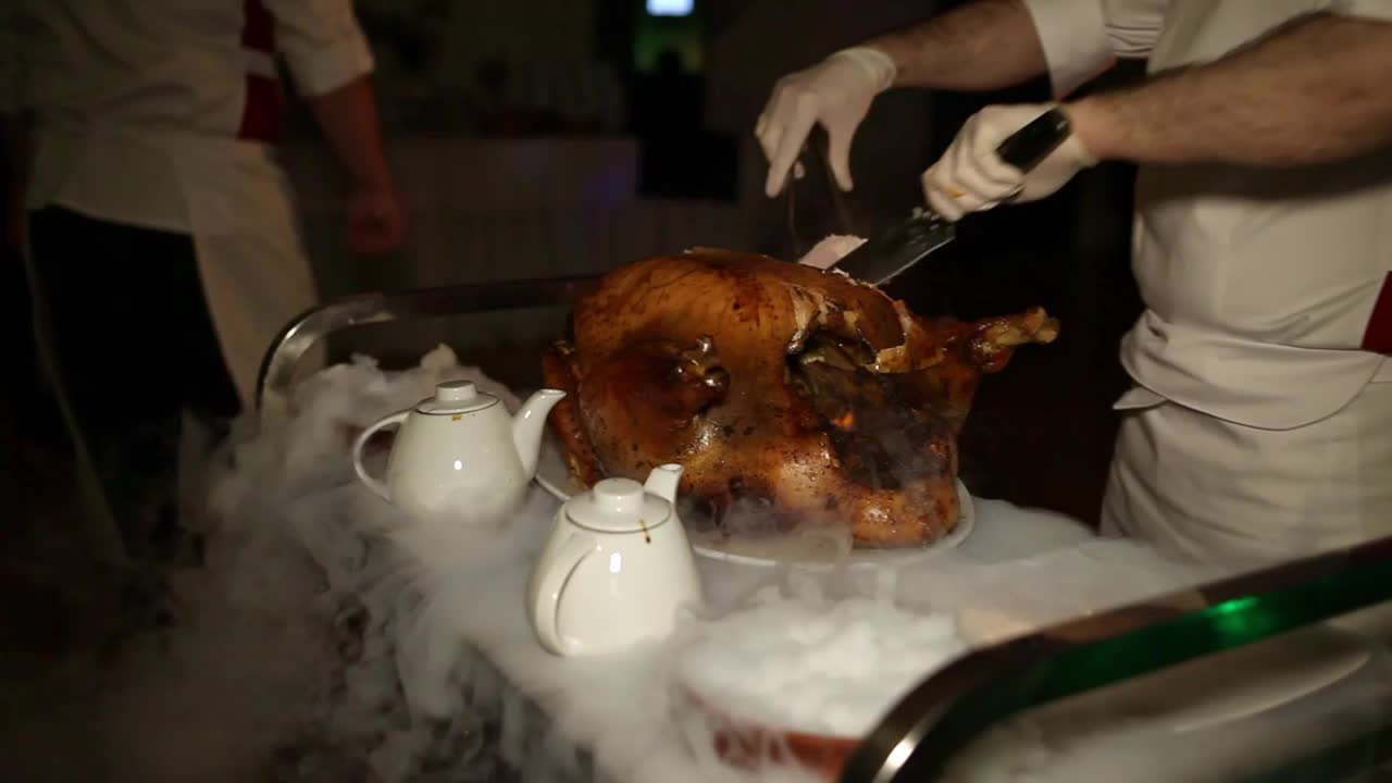 在一个大托盘上蒸着的填馅鸡，由厨师在大型宴会、招待会或周年纪念时切成块。到处都是烟视频下载