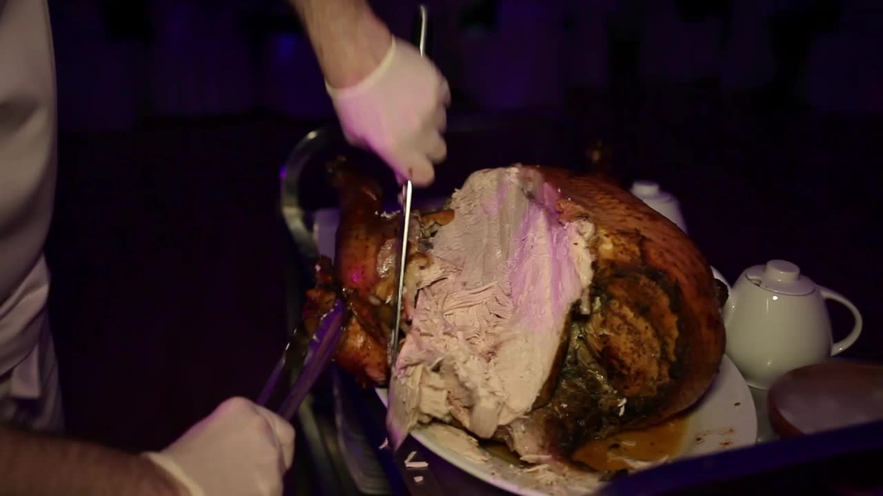 在一个大托盘上蒸着的填馅鸡，由厨师在大型宴会、招待会或周年纪念时切成块。到处都是烟视频下载