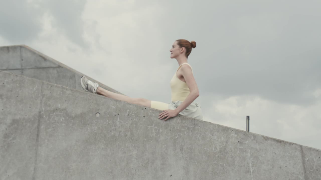 舞者在周围的墙上伸展身体视频下载