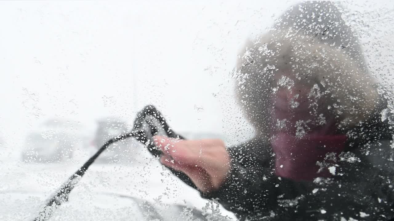 汽车除冰除风雪冬季暴雪视频下载