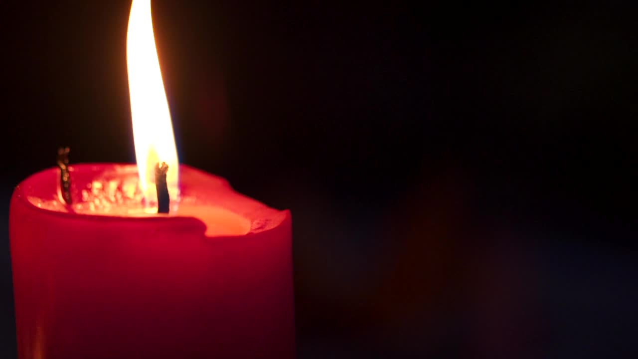红烛在夜里燃烧视频下载