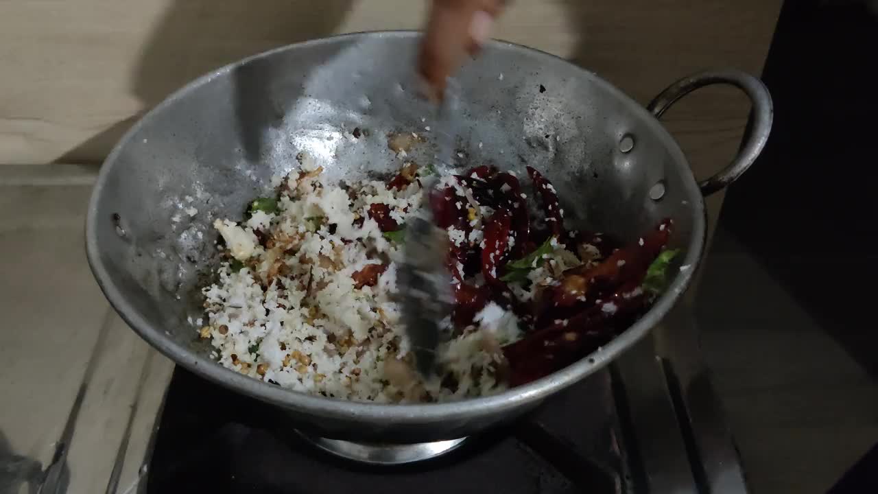 准备喀拉拉邦风格的美食食谱在碗传统印度厨房视频素材