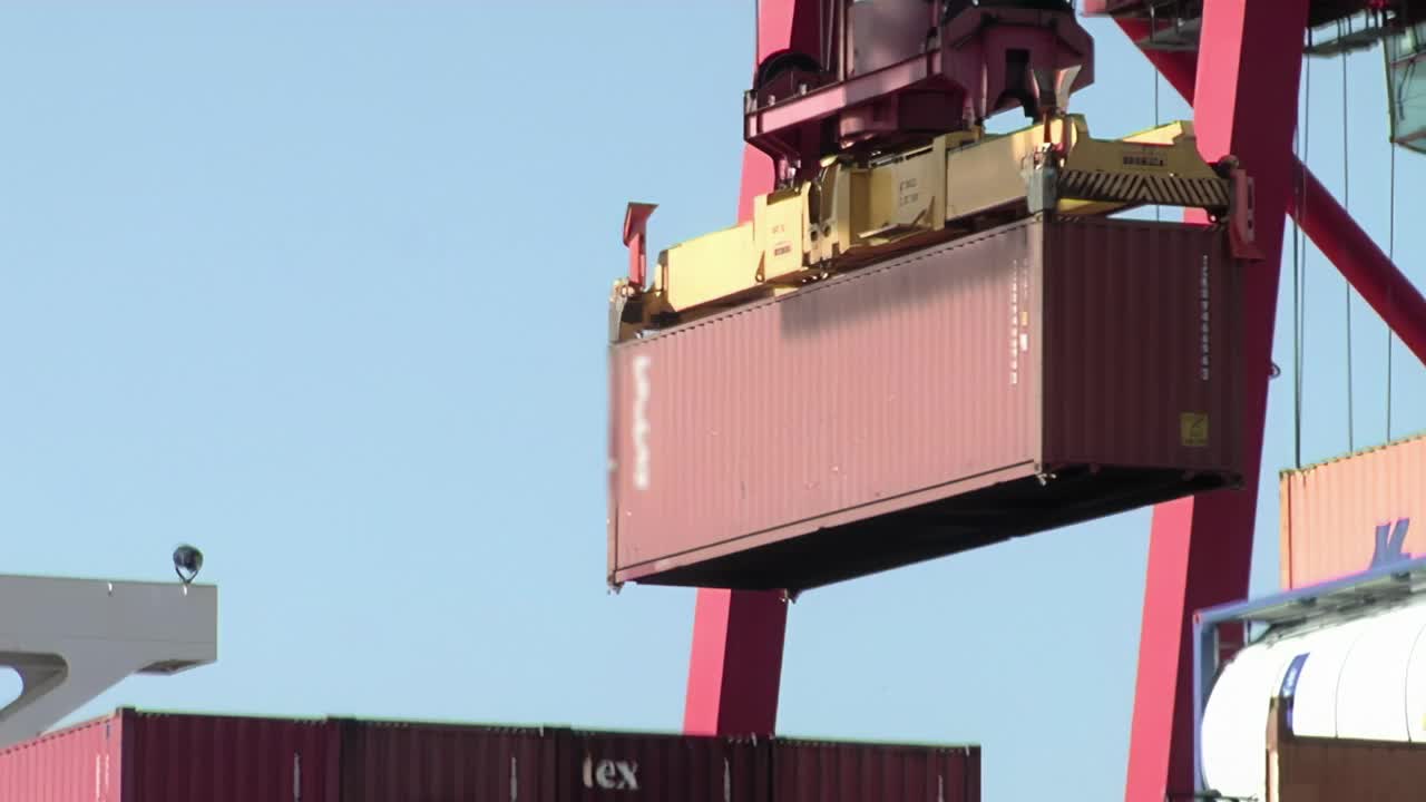 阿根廷布宜诺斯艾利斯港南港集装箱码头的码头龙门起重机和集装箱。视频下载