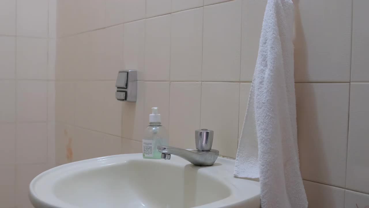 年轻女子在浴室水槽里洗手的细节视频下载