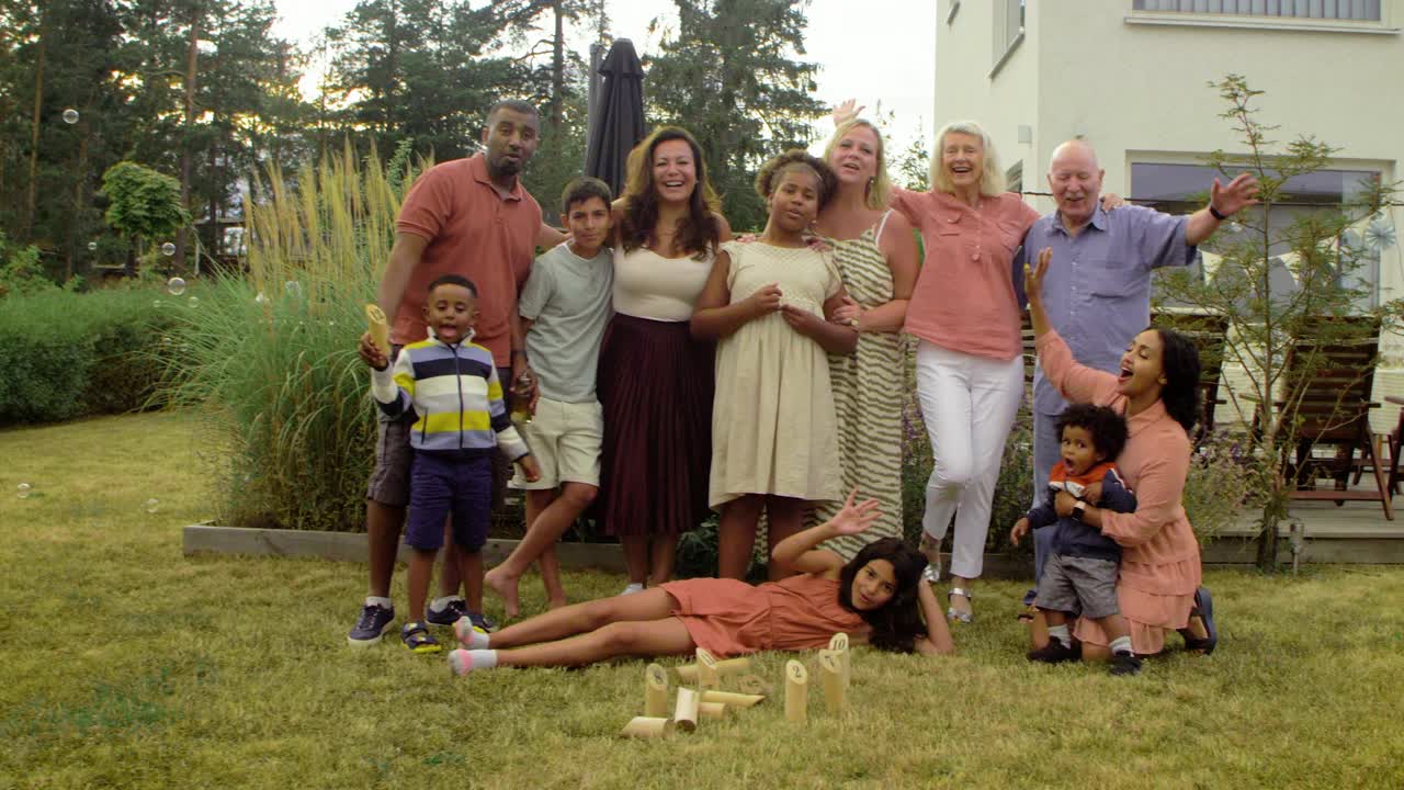 欢乐的一家人在后院的合影视频下载