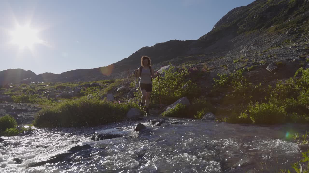 冒险的高加索成年妇女徒步在加拿大落基山的顶部。视频素材