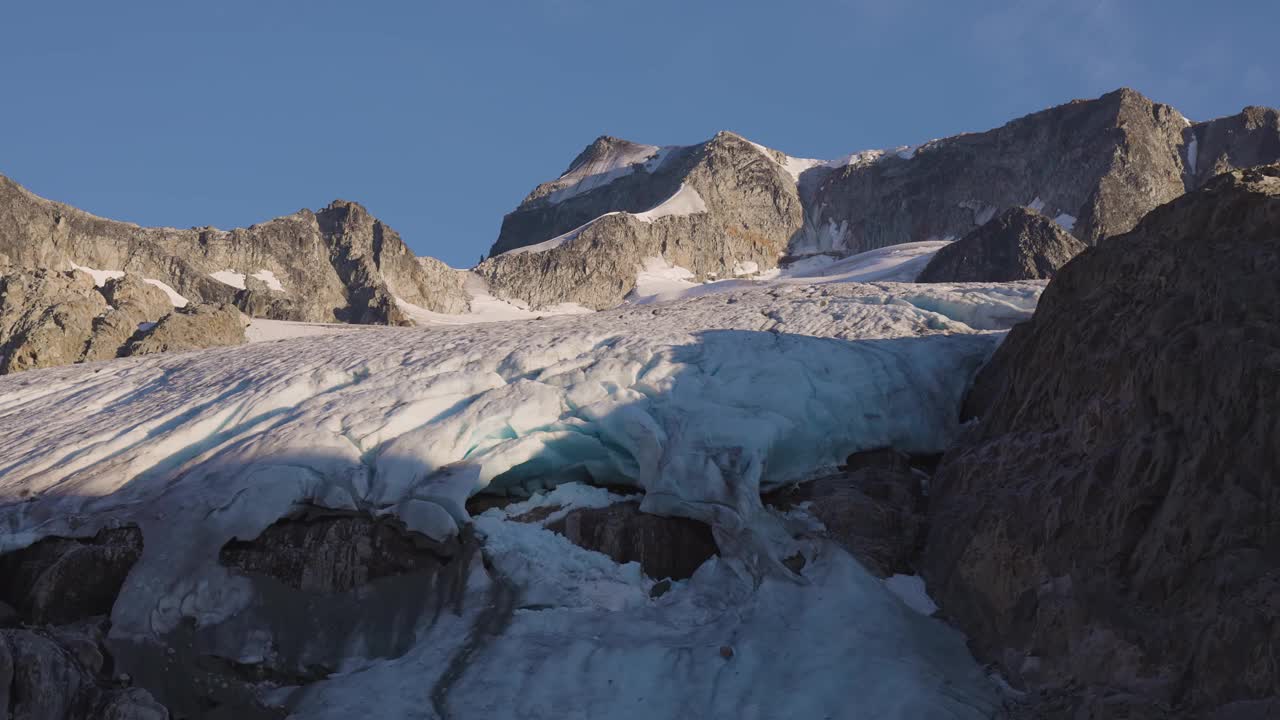 落基山脉上充满活力的彩色冰川湖的全景视频素材